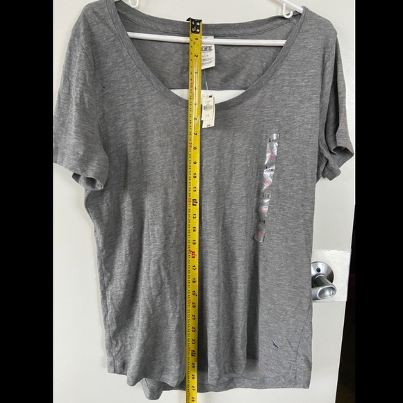 BNWT Victoria’s Secret “PINK” (grey) back cutout T-shirt size L - Picture 1 of 3